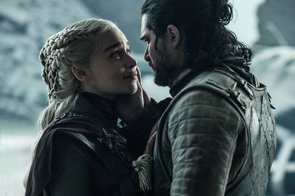 A picture of Emilia Clarke and Kit Harrington in Game of Thrones.
